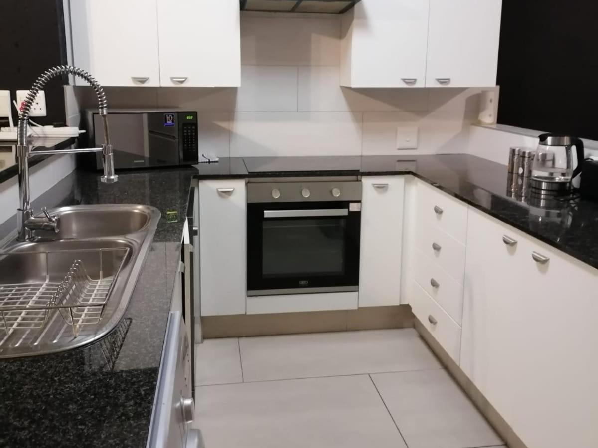 Emabheleni Executive Suites Westpoint Joanesburgo Quarto foto